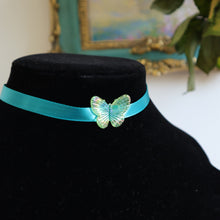  iridescent choker