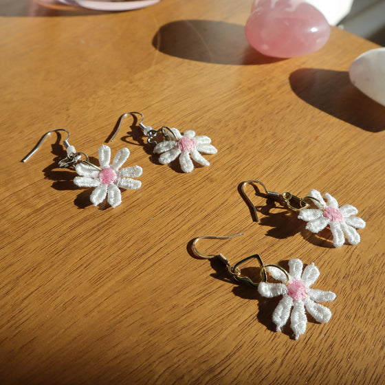 cutesy daisy earrings