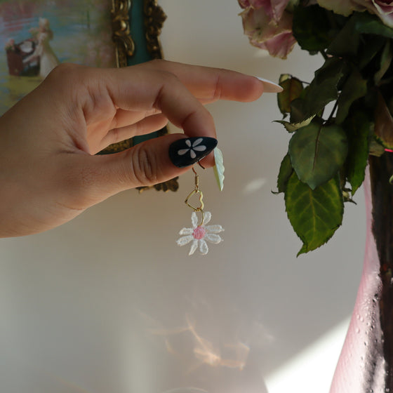 cutesy daisy earrings