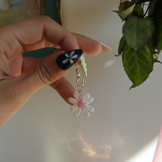 cutesy daisy earrings